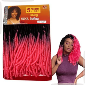 moça com cabelo nina mesclado rosa e preto